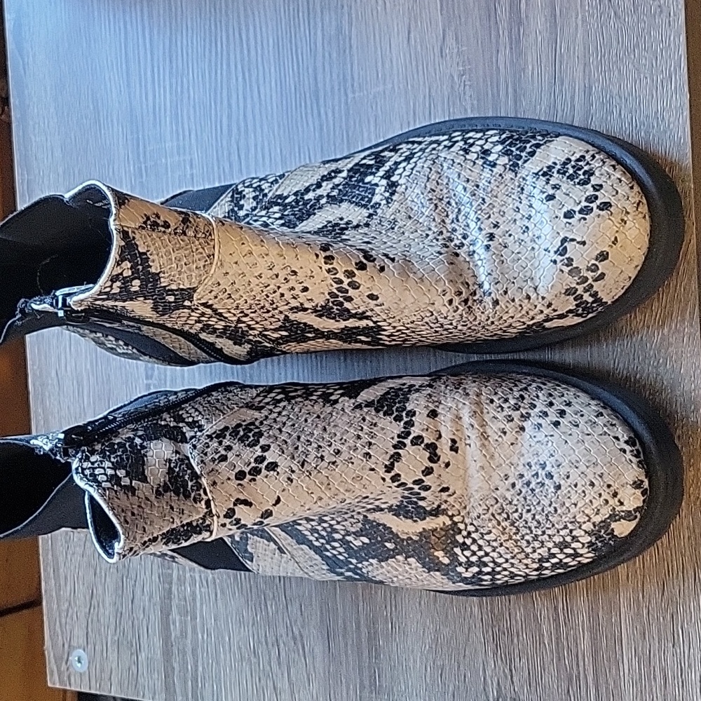 Universal Thread Snakeskin Print Boots Size 9 - image 2